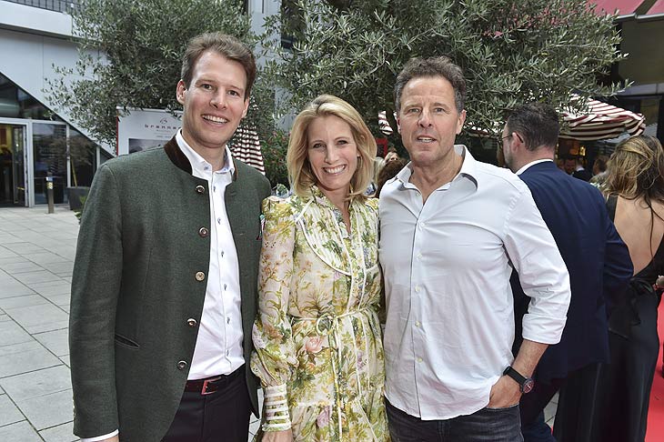 Mathias Reinbold mit Helmut Käs (BMW Klassik) mit Frau Anna Füchsl: 20 Jahre Brenner, Sommerfest in München am 20.07.2023 ©Foto: Brauer Photos / Goran Nitschke für Kull & Weinzierl